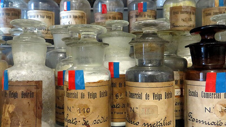 Old_Chemicals_in_Natural_History_&_Science_Museum._Lisbon.jpg
