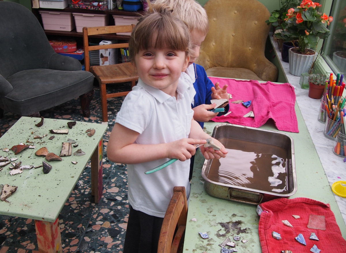 Kids cleaning sherds