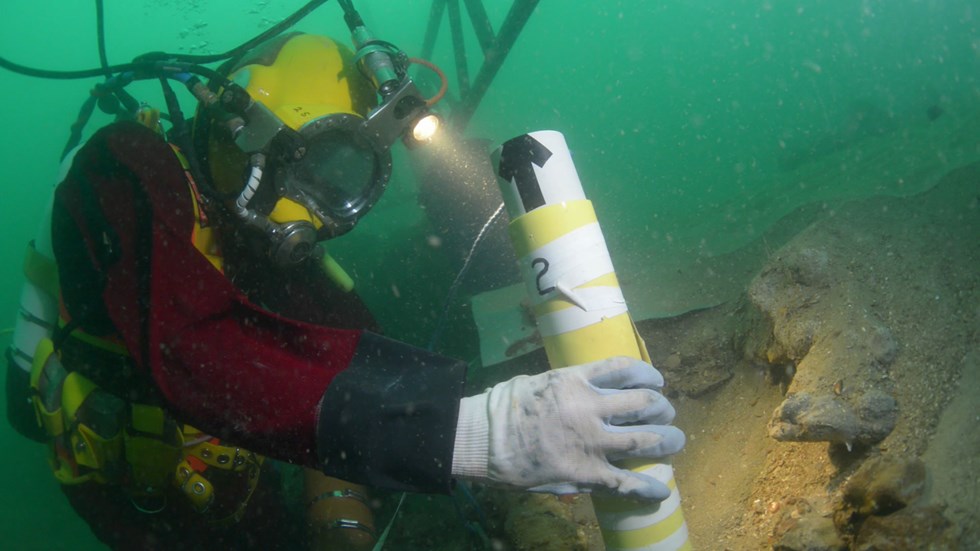 Diver at the Rooswijk excavation site. © Historic England RCE.jpg