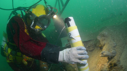 Diver at the Rooswijk excavation site. © Historic England RCE.jpg