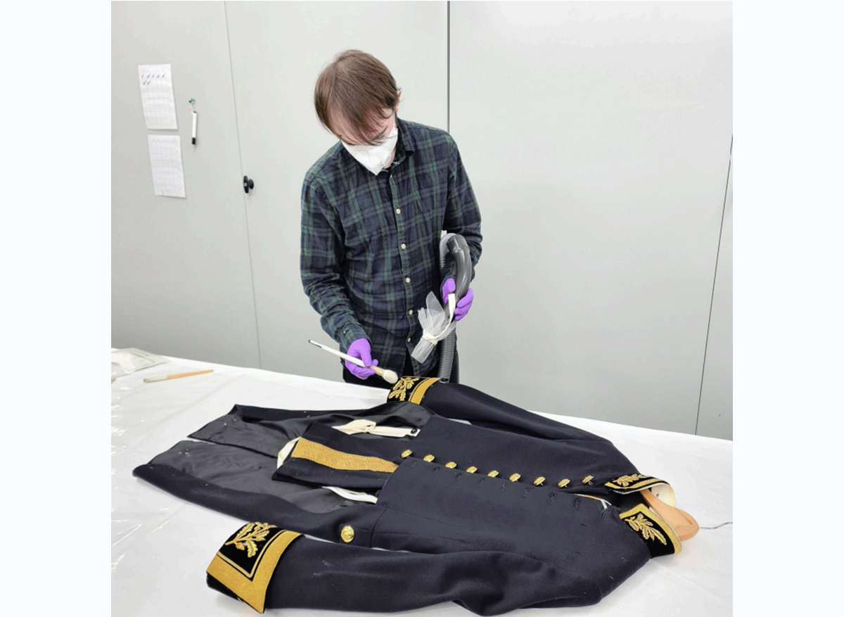 Cleaning a mould afflicted military outfit 