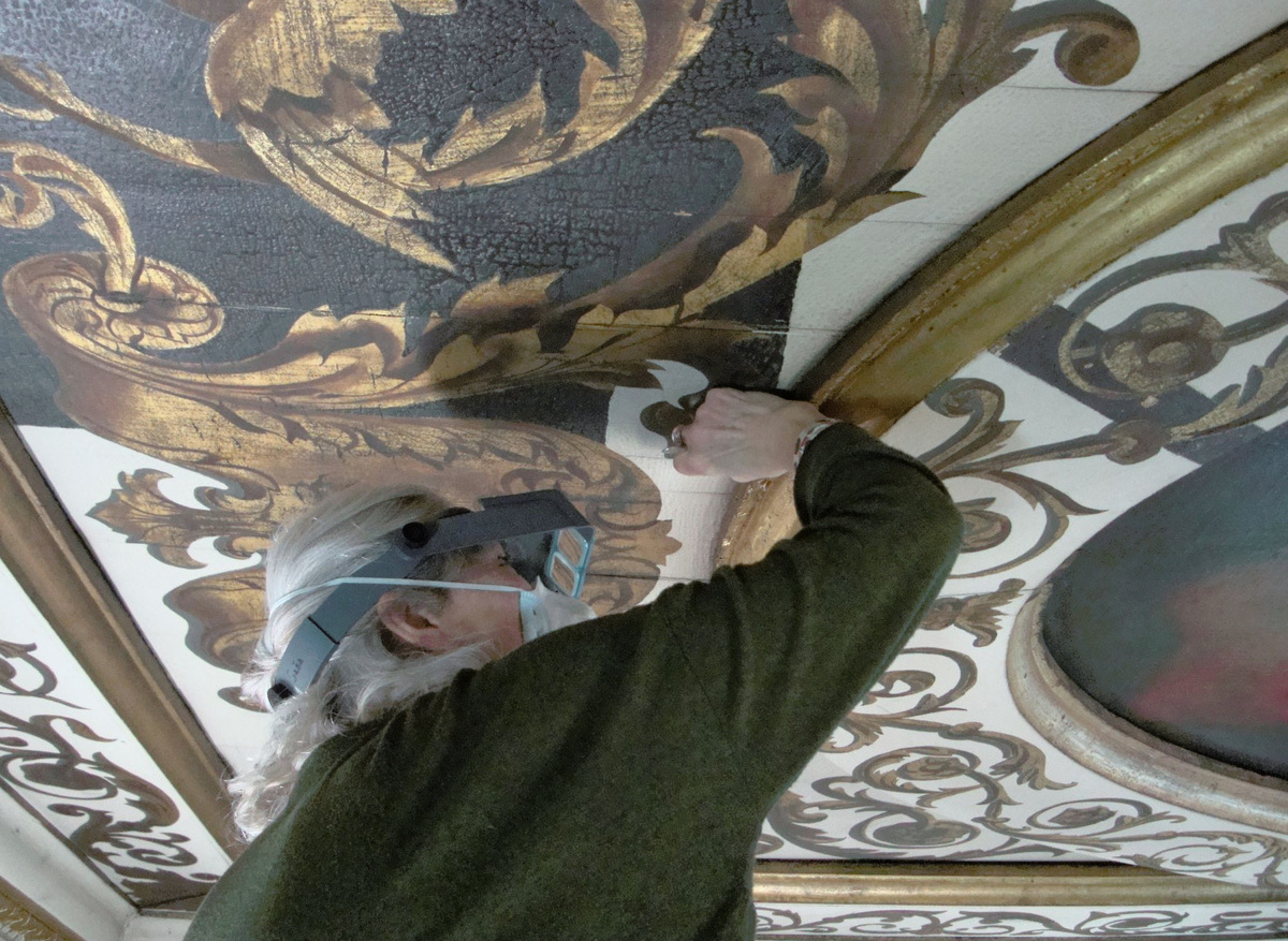 Uncovering of polychrome scheme on wooden coffer ceiling in the Hall of Banqueting House, dating to 17th century 