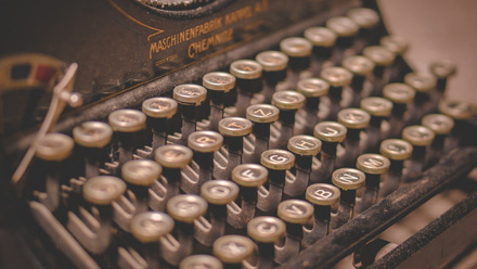 typewriter-5260672_1920.jpg