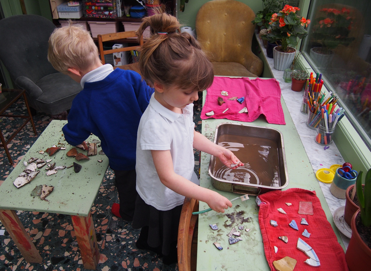 Kids cleaning sherds