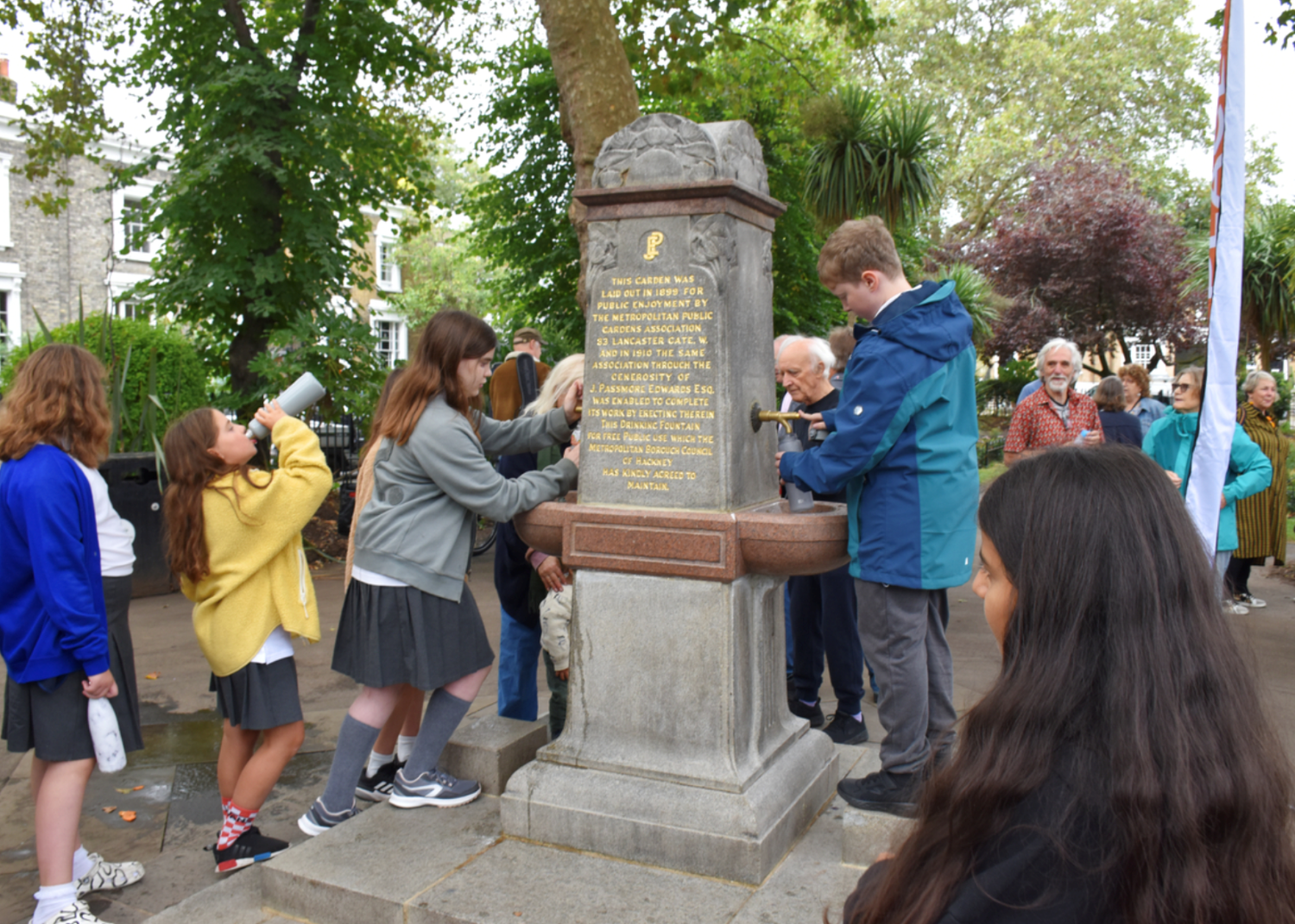 WEB Local school children draw water from the restored fountain in Albion Square, Hackney CREDIT HOLT.png