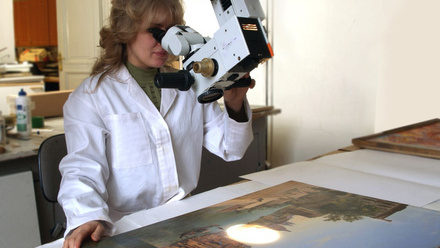 conservator heritage scientist, painting and microscope; CC BY-SA 3.0 (3).jpg